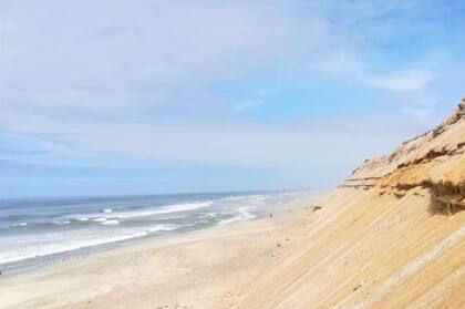 Para llegar a la única playa costera de Bolivia hay que bajar una empinada cuesta