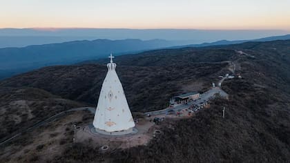 Para llegar a la virgen hay que recorrer un sendero de aproximadamente 6 kilómetros.