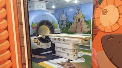 Para llegar a realizarse la tan temida resonancia magnética, los chicos tienen que atravesar distintos obstáculos de una isla mágica