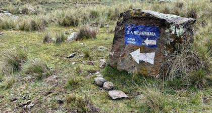 Para llegar a Waqrapukara hay que caminar varias horas por un sendero (Foto: HEATHER JASPER / BBC)
