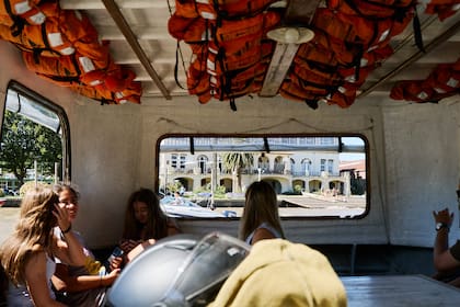 Para llegar al Club de Regatas La Marina hay que mirar hacia el agua: está sobre la margen izquierda del Río Luján, justo frente a la desembocadura del Río Tigre.