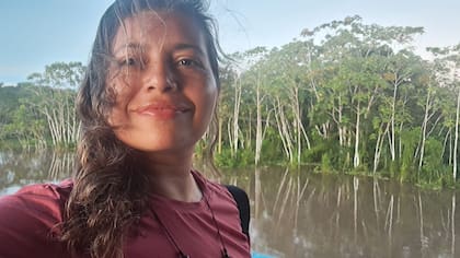 Para llegar Santa Clotilde, el único transporte disponible que tenían Juliana Mombelli y Martín Laniado Spilzinger eran las canoas