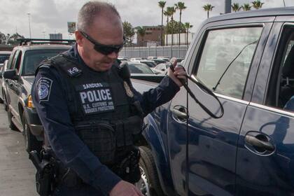 Para localizar narcóticos en los vehículos, los agentes de la CBP emplean la Inspección No Intrusiva, una tecnología capaz de identificar drogas, armas y posibles amenazas nucleares o radiológicas