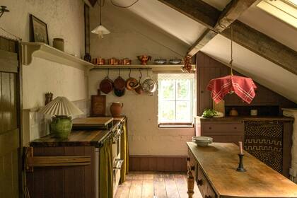 Para lograr el estilo “cottage” característico, Hayley trabajó en una curaduría de piezas de colección, antigüedades, superposición de textiles y color en elementos decorativos.