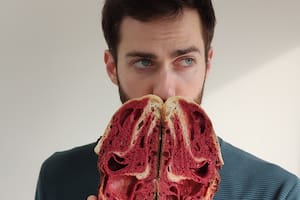 El ingeniero, performer y panadero que desde Grecia transforma el pan en obras de arte efímeras