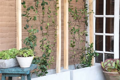 Para lograr mayor perdurabilidad, es importante cubrir con aceite de lino o cualquier impermeabilizante los listones de madera.