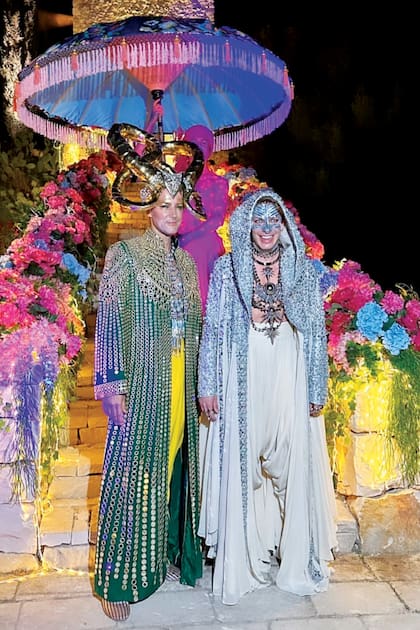 Para lograr que el palacio de Villa Elena se convirtiera en un cuento de fantasía, los novios crearon un sitio web con ideas de disfraces para sus invitados, y pusieron maquilladores y peluqueros a disposición de todos.