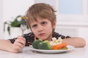 Seis errores comunes que hay que evitar si queremos inculcarles una alimentación saludable a nuestros hijos