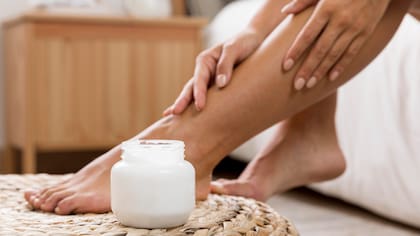 Para lograr un efecto rápido, es apropiado humectar los pies después de exfoliar
