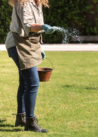 Para lograr una buena cobertura deberán realizarse dos pasadas en forma de cruz: primero en un sentido y luego en el otro