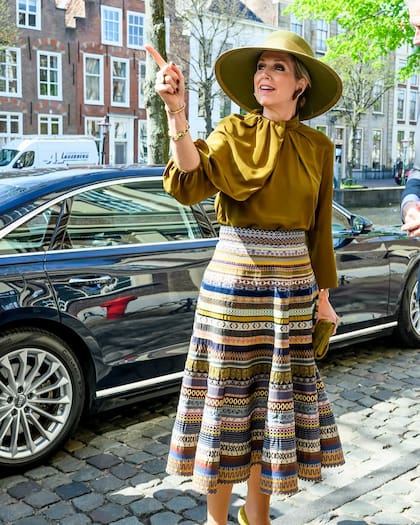 Para los accesorios, Máxima usó una pamela verde, agregó aros y pulseras doradas y sumó un clutch y un par de stilettos (Foto: Instagram @koninklijkhuis)