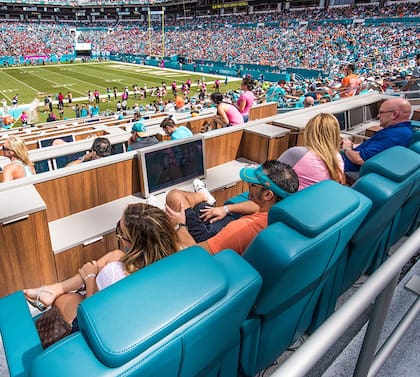 Para los aficionados más exclusivos, el Hard Rock Stadium, una de las sedes estadounidenses para el Mundial del 2026, ofrece asientos tipo cine con pantallas planas que muestran las repeticiones