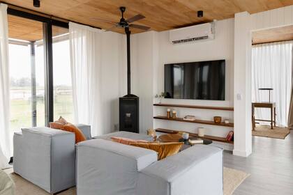 Para los ambientes sociales y las habitaciones eligieron piso vinílico flotante (Pisos Alemanes).