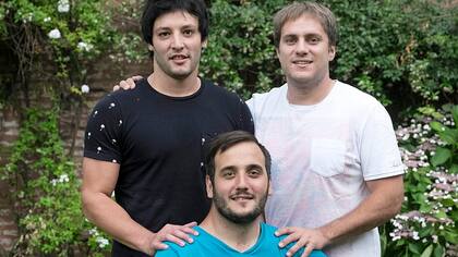 Para los amigos de José Rocha (centro) la silla de ruedas nunca limitó su relación