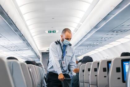 Para los asistentes de vuelo es realmente incómodo tener que levantar el equipaje pasado de los viajeros