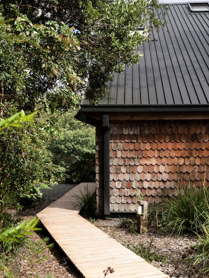 Para los caminos se usó madera de pino, al igual que en el revestimiento interior de las cabañas. En este caso, el material se protegió con un producto a base de cobre, a modo de prevenir la oxidación que pudiera provocarle la exposición a la intemperie.