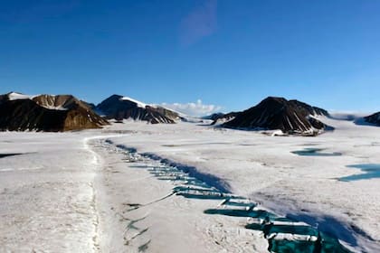 El aporte del deshielo de los glaciares, principalmente de la Antártida y de Groenlandia, contribuye al aumento del nivel del mar