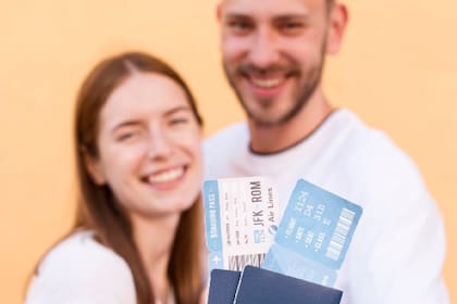 Para los cónyuges de residentes permanentes, el proceso de green card puede tomar hasta 35 meses, sin importar si viven dentro o fuera de EE.UU.