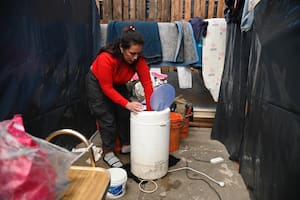 El drama de los evacuados en Concordia: vivir en un box de nylon con dos duchas para 14 familias