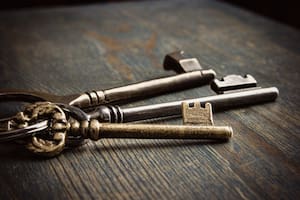 Qué revela el hábito de dejar las llaves sobre la mesa y no colgadas