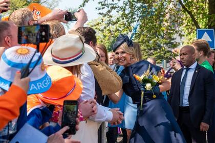 Para los festejos de este año, la reina Máxima eligió un look sobrio y elegante en azul marino (Foto: Instagram @koninklijkhuis)
