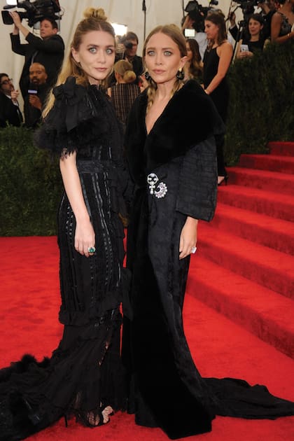 Para los grandes eventos, las gemelas optan por las grandes etiquetas de la moda, como Chanel, Lacroix y Oscar de la Renta. Para la Met Gala 2015, en Nueva York, mostraron una imagen sobria y dramática a la vez con diseños vintage de John Galliano para Christian Dior y maquilladas por Ana Marie Rizzieri. El traje de MaryKate es un robe manteau con cuello de piel y broche joya, y el de Ashley es un vestido al cuerpo con hombros marcados, encaje y plumas.