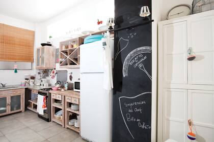 Para los más chicos, una pared pintada con pintura de pizarrón les permite jugar mientras mamá cocina