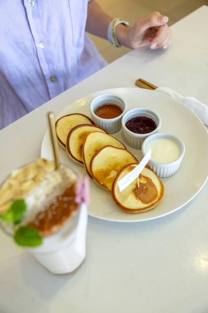 Para los médicos es importante esperar al menos una hora después de despertarnos para realizar la primera ingesta del día (imagen ilustrativa)