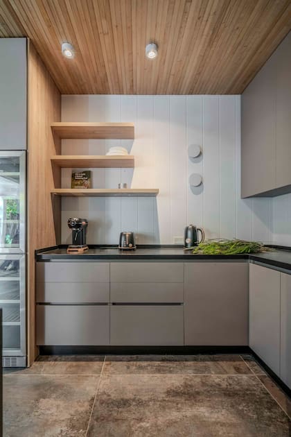 Para los muebles de la cocina combinaron melamina ‘Roble ámbar’ y ‘Capuccino’ (Grupo Innovare).