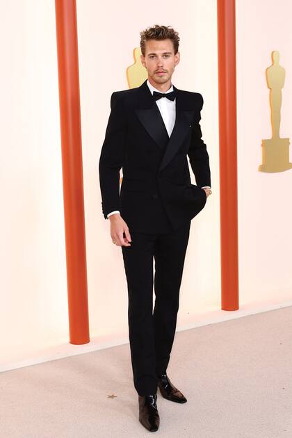 Para los Oscar, Butler llevó un smoking Saint Laurent, con solapas anchas y aire retro.