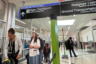 Para los pasajeros aéreos de EE.UU., la solución al cierre es simple: pagar a los agentes de la TSA