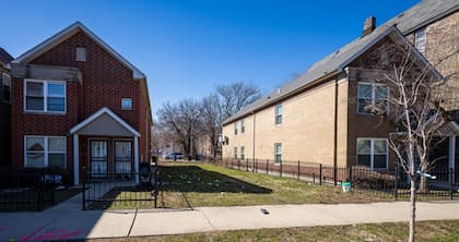 Para los programas Side Yard y Missing Middle, tanto residentes locales como desarrolladores pueden adquirir lotes con el fin de ampliar jardines o construir viviendas asequibles