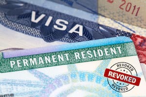 Para los residentes permanentes en Estados Unidos, cometer ciertas infracciones puede poner en peligro su estatus migratorio (Canva)