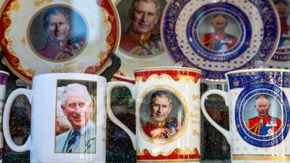 Para los simpatizantes de la monarquía, hay cientos de adornos conmemorativos ya a la venta en vísperas de la coronación