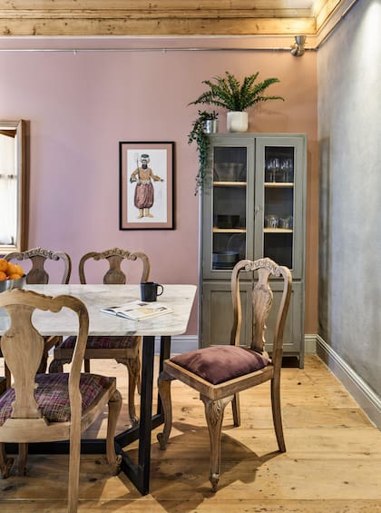 Para los tapizados se eligieron distintos géneros en la misma paleta. Sobre la pared rosa, un cuadro con la imagen de un sultán hace honor a la identidad del barrio.