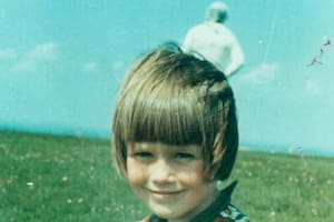 El “astronauta de Solway”: la figura que apareció inexplicablemente en las fotos de una niña
