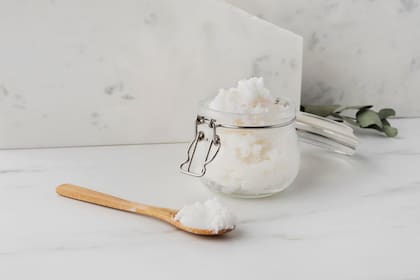 Para manchas más resistentes, espolvoree una pequeña cantidad de bicarbonato y agregue unas gotas de agua hasta formar una pasta