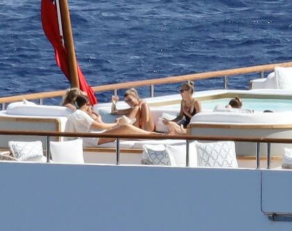 Para mantener la distancia, Sofia y Nicole Richie optaron por vacacionar en un yate por Mykonos, Grecia. Las estrellas se subieron a bordo del yate de Mark Zuckerberg, Ulysses, el cual tiene un valor de 195 millones de dólares
