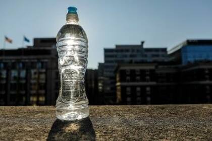 Para mantener la higiene de la botella, hay que evitar lugares cálidos, ya que el paso del tiempo acelera el crecimiento de gérmenes (Foto: MARK THIESSEN, NATIONAL GEOGRAPHIC)