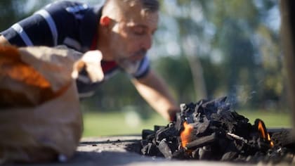 Para mantener viva la llama deberá ventilarla con un abanico o soplarla
Foto: iStock