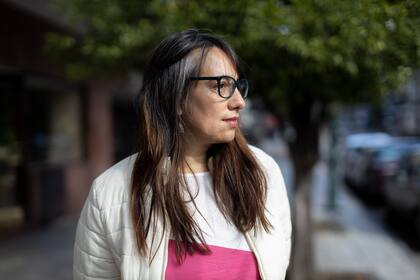 Para Mariana Iglesias, la cuarentena fue la oportunidad de liberarse de la tintura y dejó aflorar sus canas