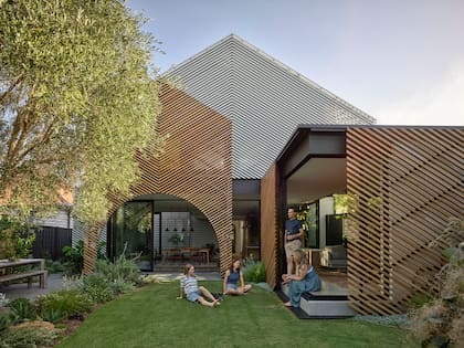 Para materializar todos los aspectos del encargo, la ampliación se concretó en espacios tanto escalonados como superpuestos que quedaron unificados tras las pantallas de listones que también dan sombra y privacidad.