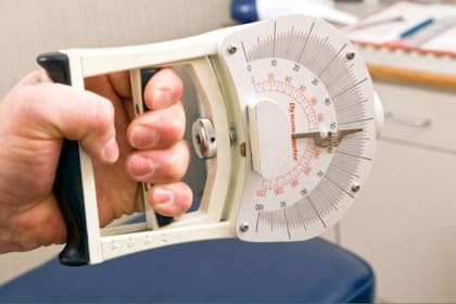 Para medir la fuerza del agarre, los médicos usan un dinamómetro