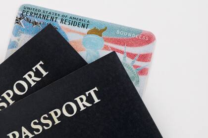 Para menores, es obligatorio el consentimiento de ambos padres o tutores y documentos adicionales en casos especiales