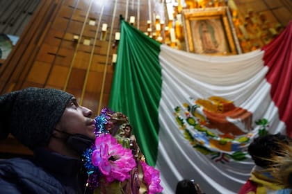 Para millones de fieles devotos, el 12 de diciembre simboliza el “nacimiento” de la Virgen Morena, reflejando el sincretismo religioso que se consolidó en México tras la llegada de los españoles (AP FotoMarco Ugarte).