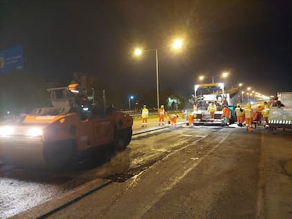 Para minimizar las molestias a los usuarios se trabaja en horario nocturno, de lunes a jueves de 22 a 06hs.