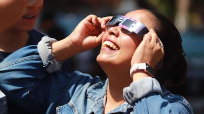 Para mirar un eclipse solar es necesario contar con gafas adecuadas para estos fenómenos