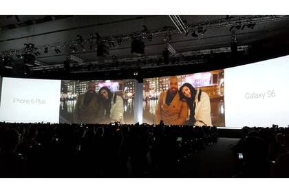 Para mostrar la sensibilidad de la cámara, Samsung comparó su performance con poca luz junto a un iPhone 6 Plus