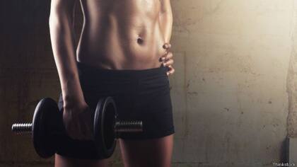 Para muchos es más fácil hacer ejercicios con máquinas o pesas que utilizando su propio cuerpo