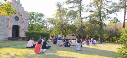 Para muchos jóvenes, el silencio puede ser abrumador al principio.